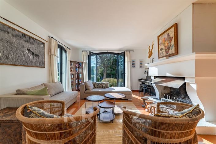 Image No.9-5 Bed House for sale