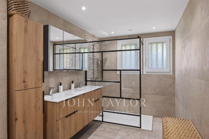 Image No.10-6 Bed House for sale