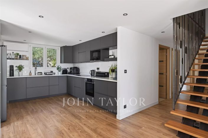 Image No.8-6 Bed House for sale