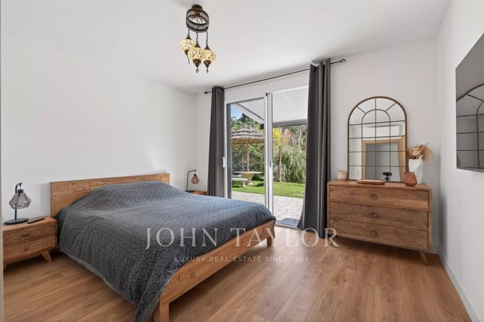 Image No.9-6 Bed House for sale