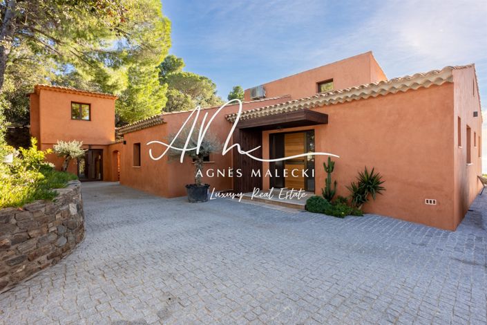 Image No.7-5 Bed House for sale