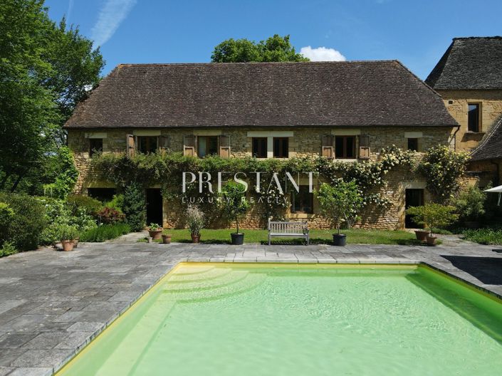 Image No.17-13 Bed Property for sale