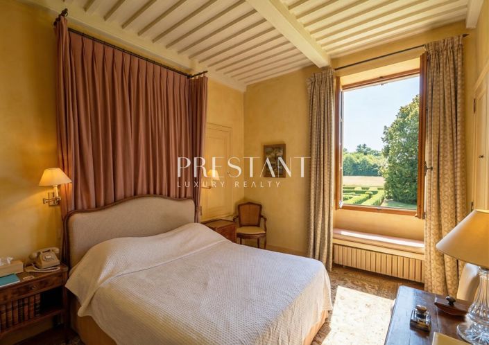 Image No.18-13 Bed Property for sale