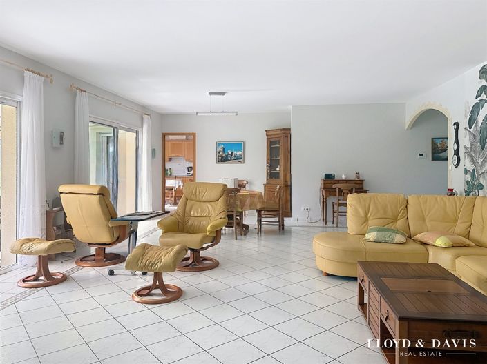 Image No.18-3 Bed House for sale