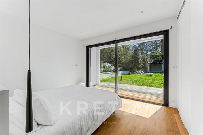 Image No.12-4 Bed Property for sale