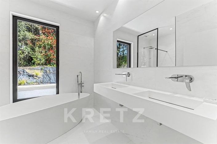 Image No.14-4 Bed Property for sale