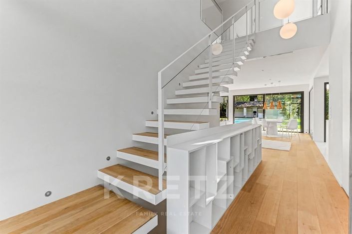 Image No.16-4 Bed Property for sale