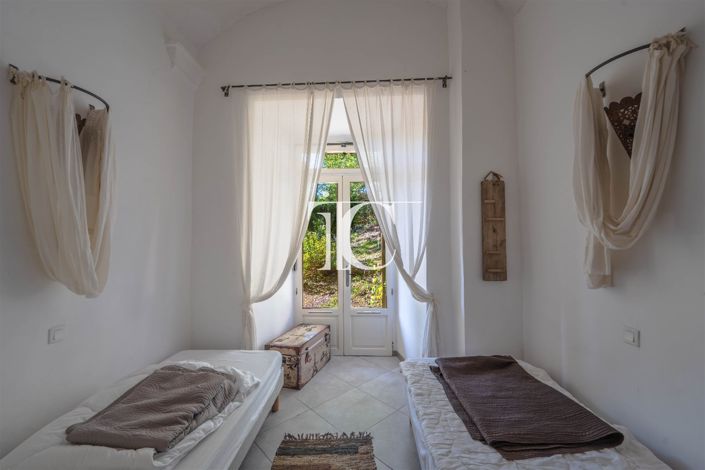 Image No.16-12 Bed House for sale