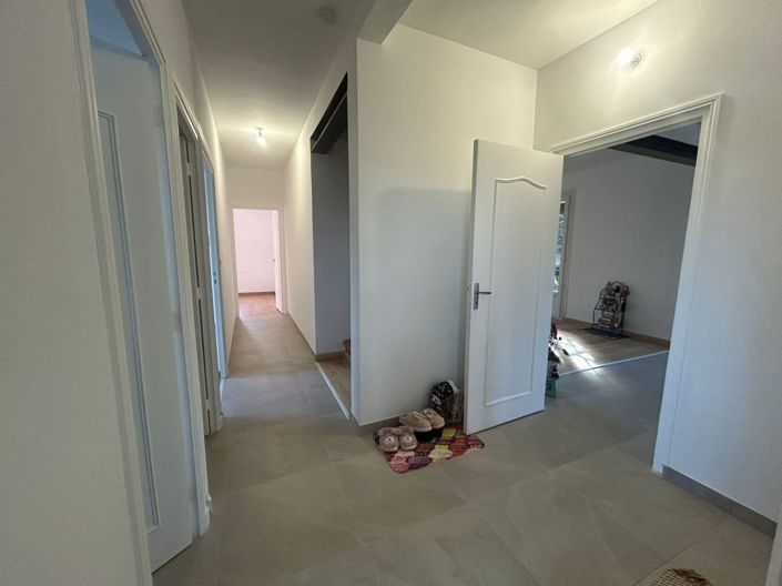 Image No.7-5 Bed House for sale