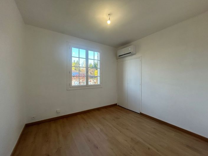 Image No.8-5 Bed House for sale