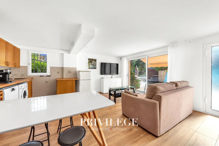 Image No.24-6 Bed House for sale