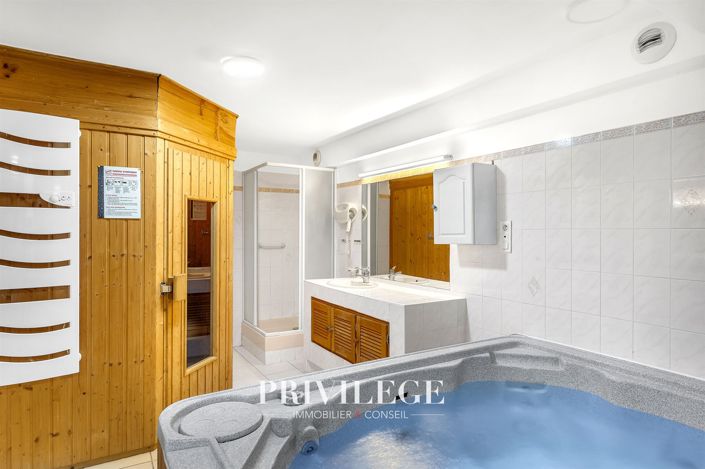 Image No.26-6 Bed House for sale