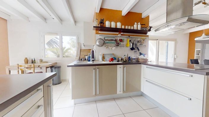 Image No.8-5 Bed House for sale