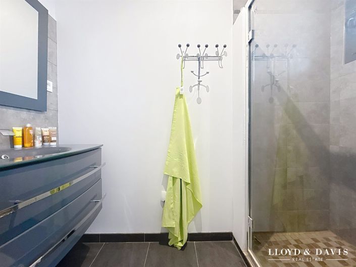 Image No.8-3 Bed House for sale