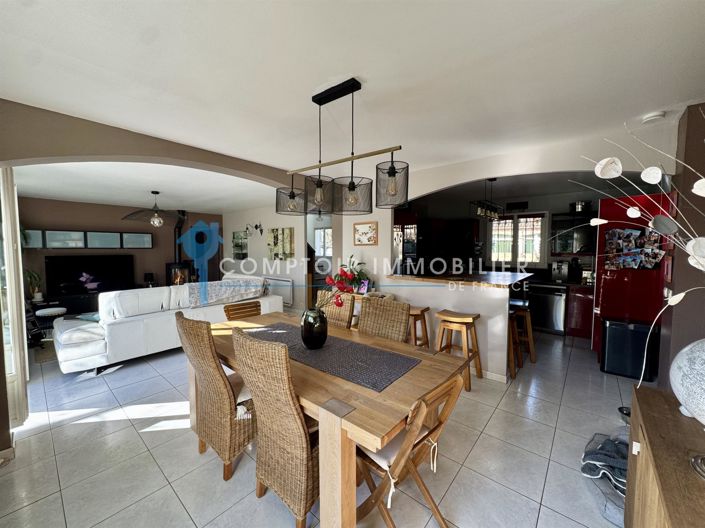 Image No.8-5 Bed House for sale