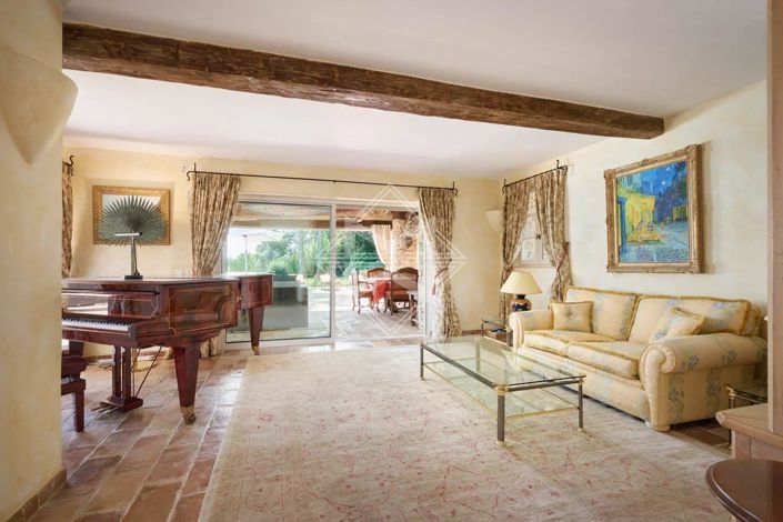 Image No.8-8 Bed House for sale