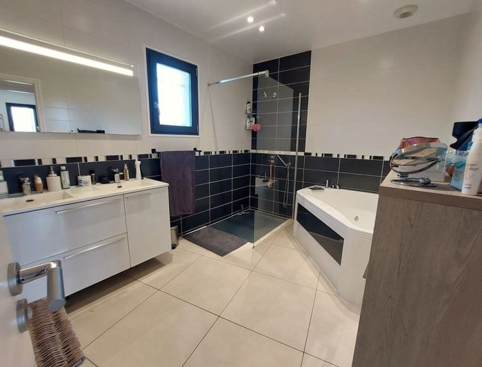 Image No.12-5 Bed House for sale