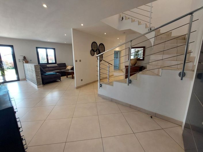 Image No.18-5 Bed House for sale