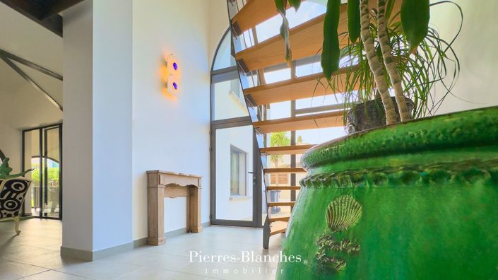 Image No.2-4 Bed House for sale