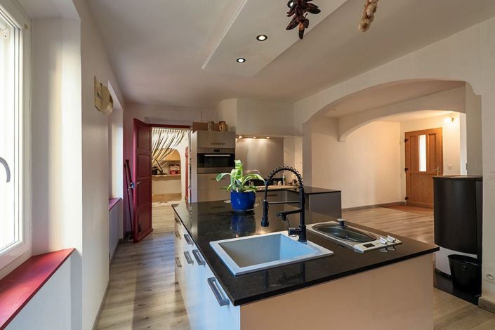 Image No.7-7 Bed House for sale