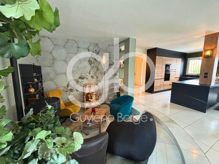 Image No.7-5 Bed House for sale