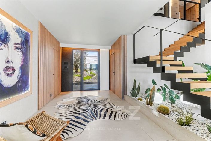 Image No.8-5 Bed House for sale