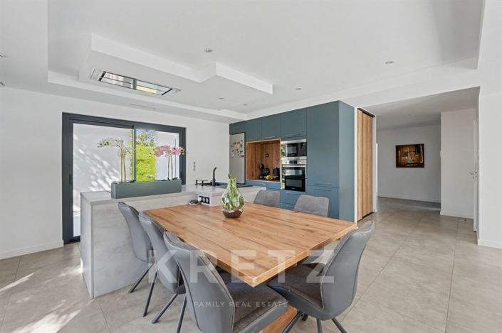 Image No.6-5 Bed House for sale