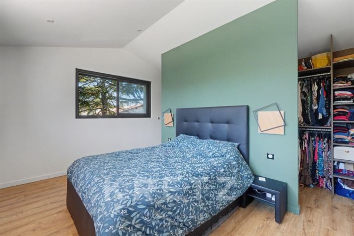 Image No.9-5 Bed House for sale