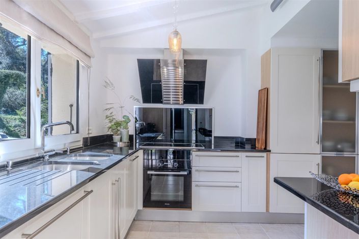 Image No.11-5 Bed House for sale