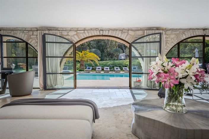 Image No.8-5 Bed House for sale