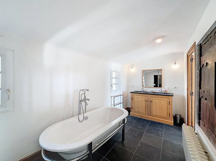 Image No.17-10 Bed House for sale