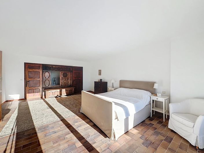 Image No.18-10 Bed House for sale