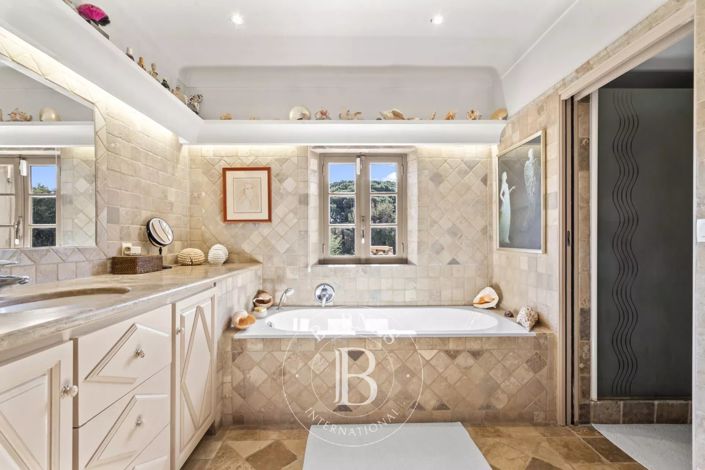 Image No.6-5 Bed House for sale