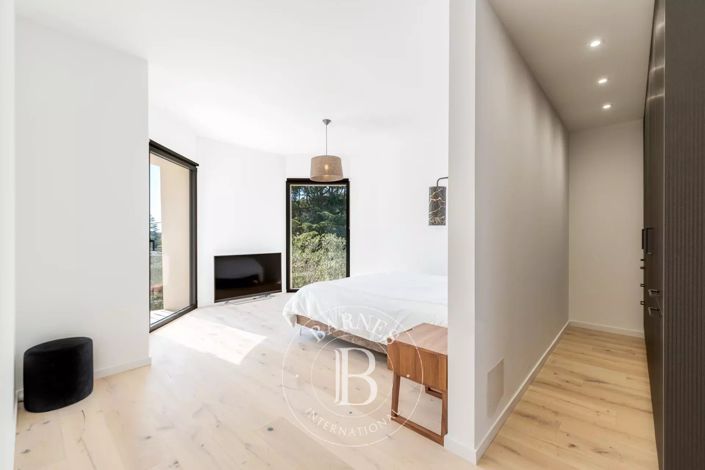 Image No.16-5 Bed House for sale