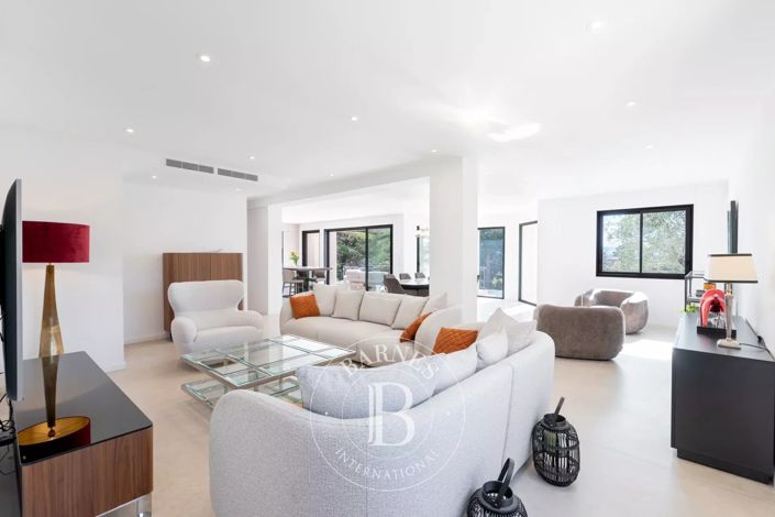 Image No.6-5 Bed House for sale