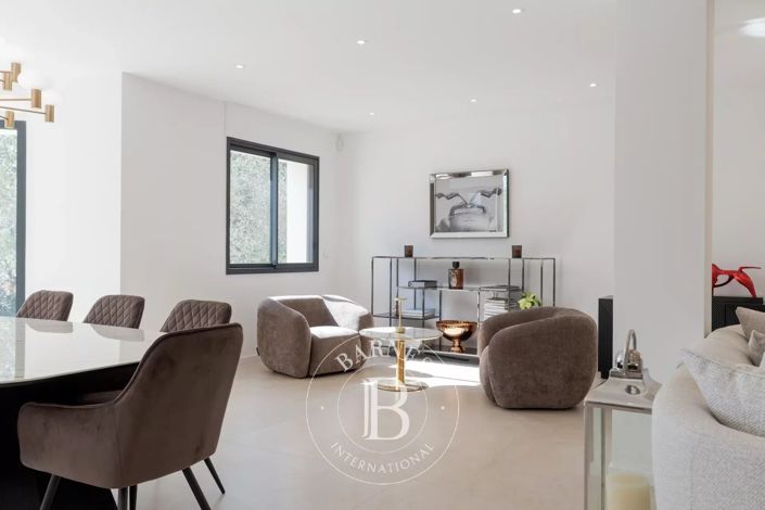 Image No.7-5 Bed House for sale