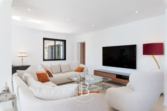 Image No.8-5 Bed House for sale