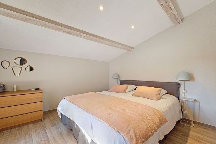 Image No.12-7 Bed House for sale