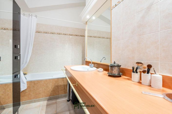 Image No.10-3 Bed Apartment for sale