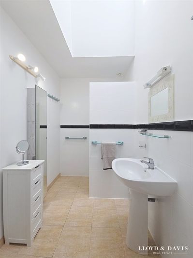 Image No.13-8 Bed House for sale