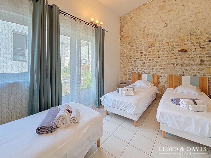 Image No.6-8 Bed House for sale