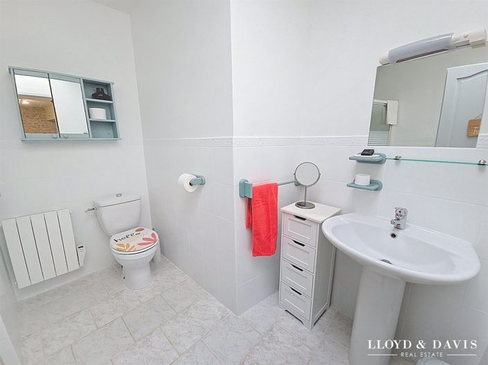 Image No.9-8 Bed House for sale