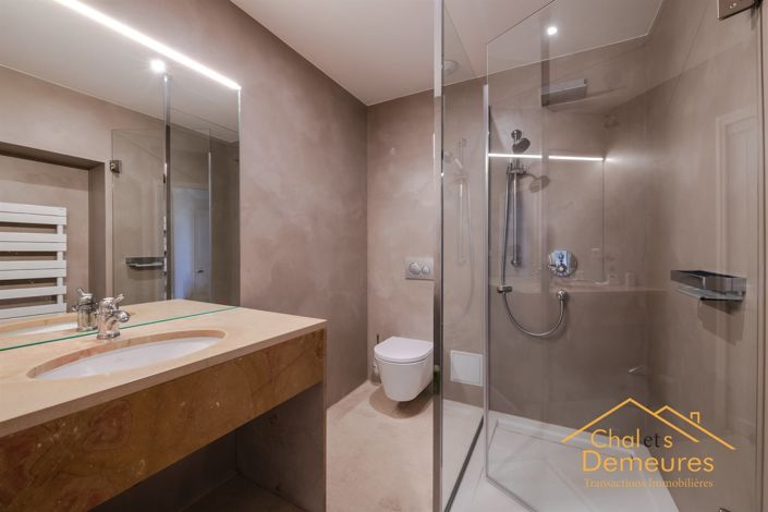 Image No.5-8 Bed House for sale