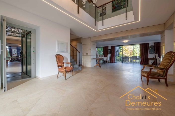 Image No.8-8 Bed House for sale