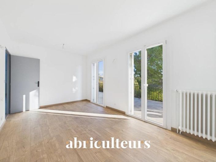 Image No.11-3 Bed House for sale