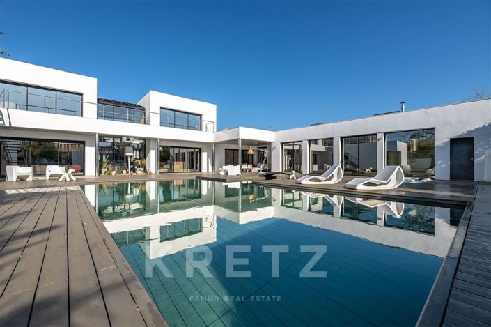 Image No.8-5 Bed House for sale