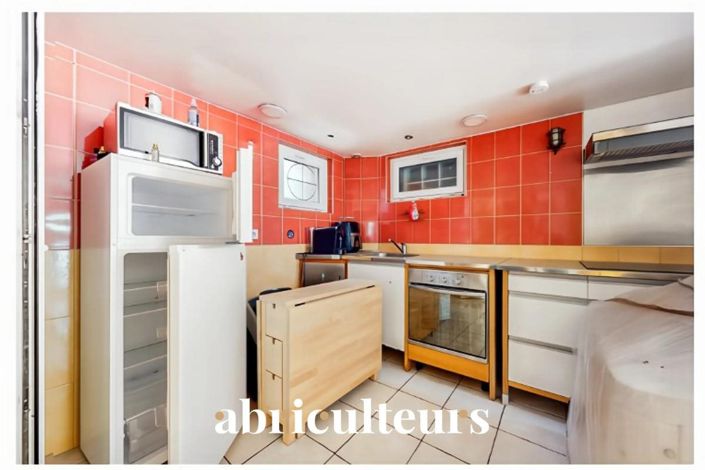 Image No.4-8 Bed House for sale