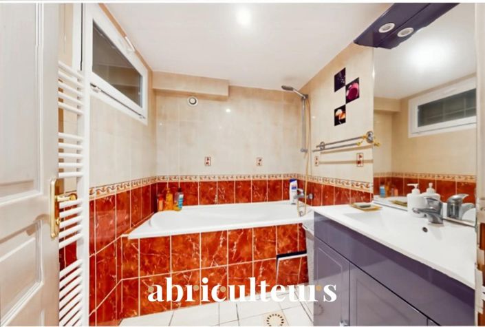 Image No.6-8 Bed House for sale