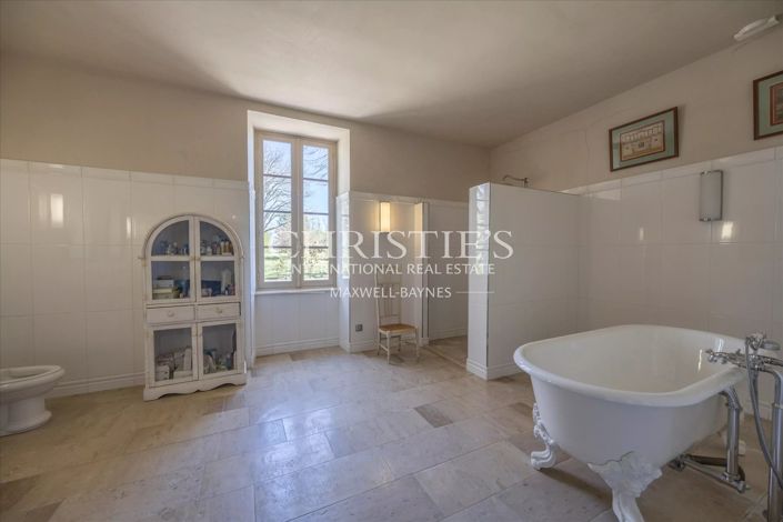 Image No.26-10 Bed Property for sale