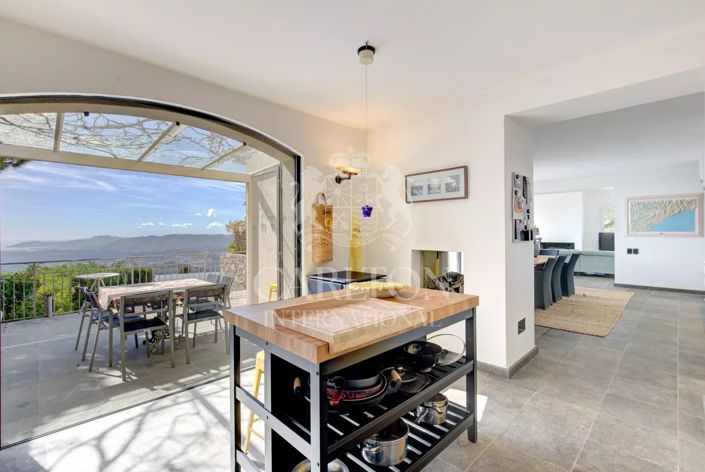 Image No.8-5 Bed House for sale